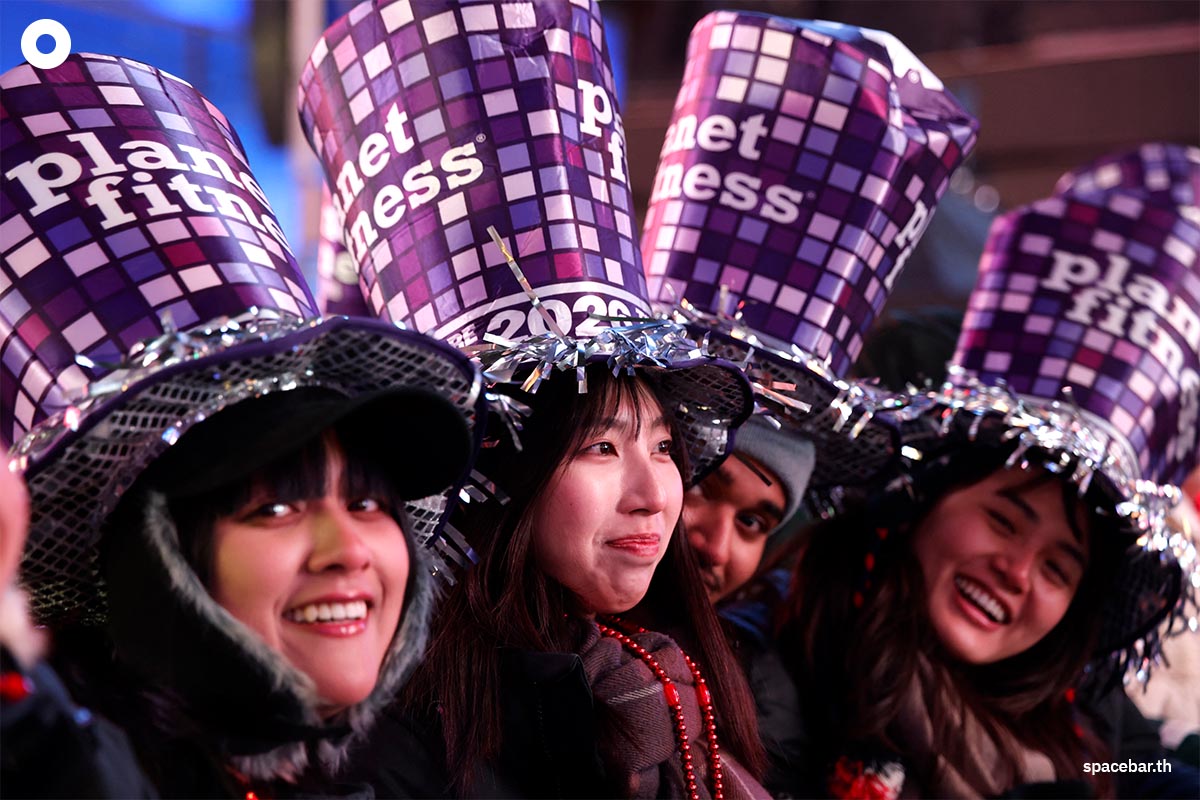 PhotoStory-ผู้คนร่วมเฉลิมฉลองก่อนการปล่อยลูกบอลปีใหม่ 2026 ที่ไทม์สแควร์ ในวันที่ 31 ธันวาคม 2025 ที่นิวยอร์ก (Photo by John Lamparski / AFP)