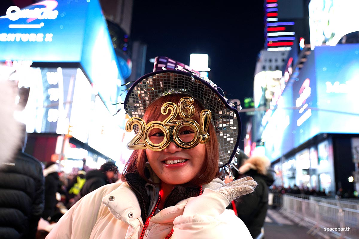 PhotoStory-ผู้คนร่วมเฉลิมฉลองก่อนการปล่อยลูกบอลปีใหม่ 2026 ที่ไทม์สแควร์ ในวันที่ 31 ธันวาคม 2025 ที่นิวยอร์ก (Photo by John Lamparski / AFP)