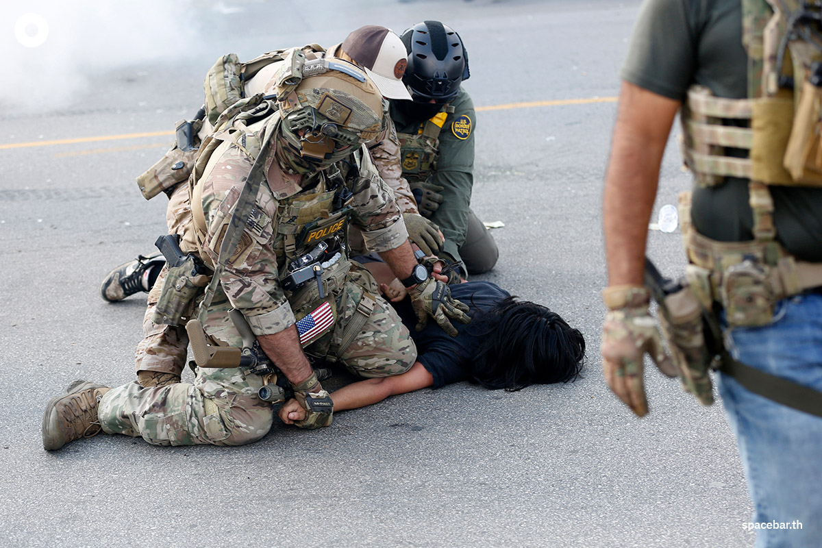 PhotoStory-บุคคลหนึ่งถูกควบคุมตัวขณะที่ผู้อยู่อาศัยในย่านไบรตันพาร์คของชิคาโกเผชิญหน้ากับเจ้าหน้าที่ตำรวจชายแดนสหรัฐฯ และเจ้าหน้าที่บังคับใช้กฎหมายอื่นๆ (Photo by OCTAVIO JONES / AFP)