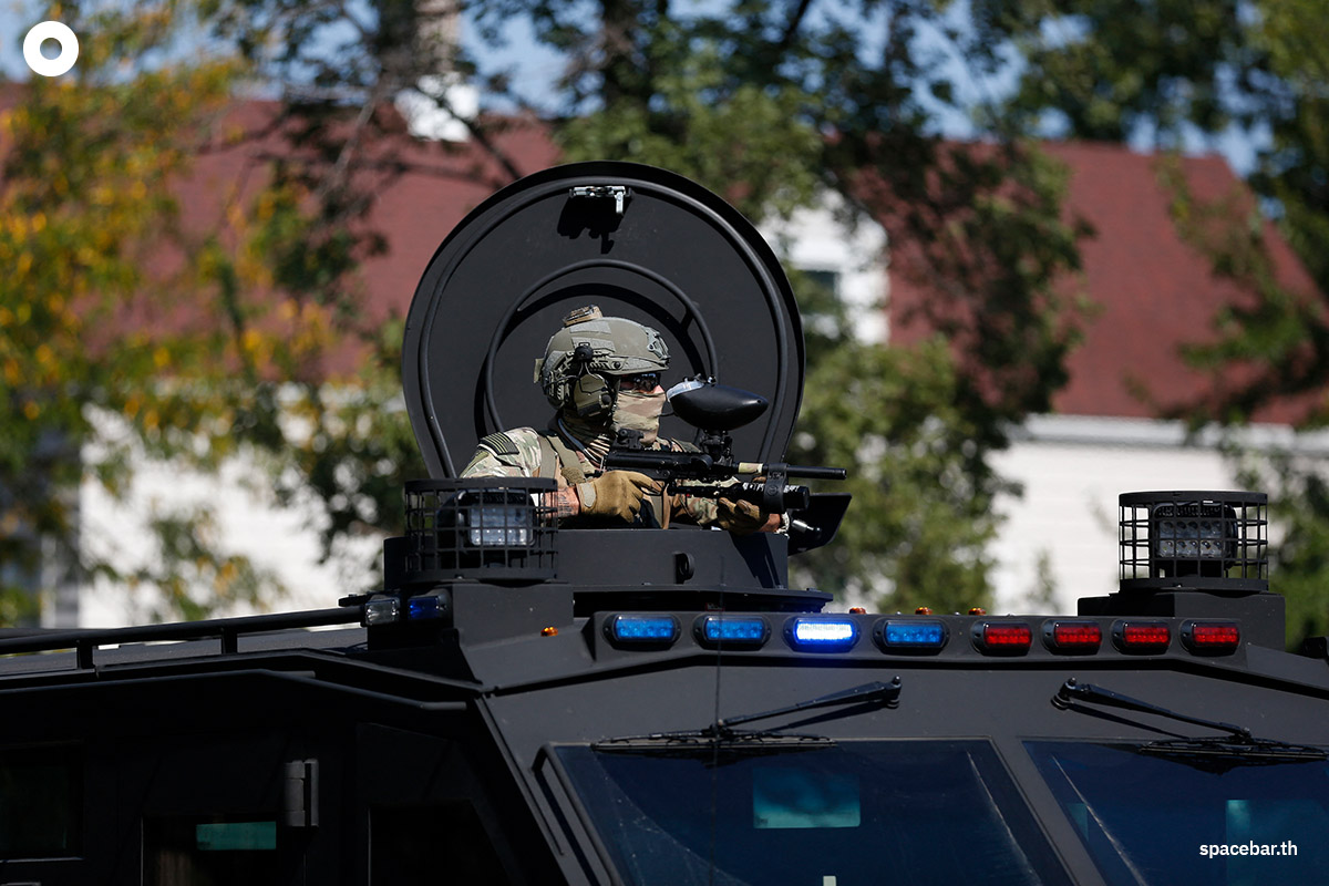 PhotoStory-เจ้าหน้าที่บังคับใช้กฎหมายพร้อมอาวุธนั่งอยู่ในรถหุ้มเกราะ ขณะที่ชาวเมืองในย่านไบรตันพาร์คของชิคาโกเผชิญหน้ากับเจ้าหน้าที่บังคับใช้กฎหมาย (Photo by OCTAVIO JONES / AFP)