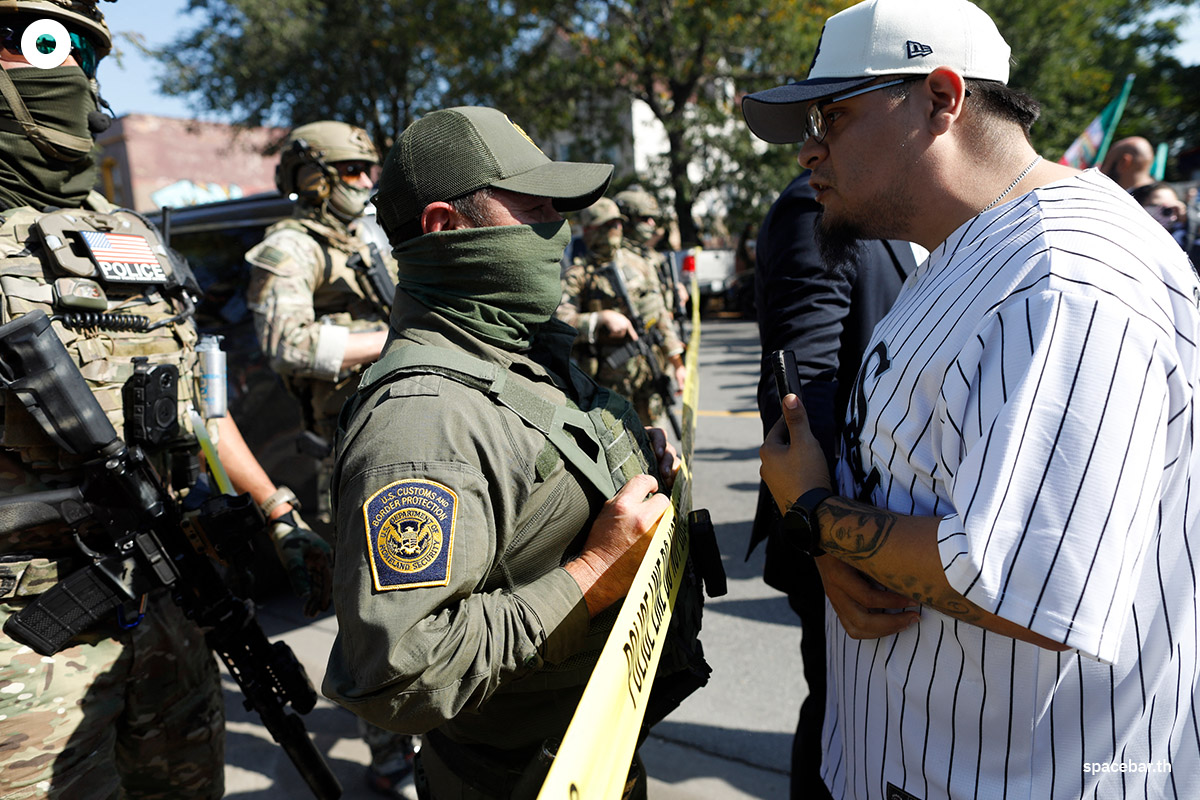 PhotoStory-ชาวเมืองในย่านไบรตันพาร์คของชิคาโกเผชิญหน้ากับตำรวจตระเวนชายแดนสหรัฐฯ (Photo by OCTAVIO JONES / AFP)