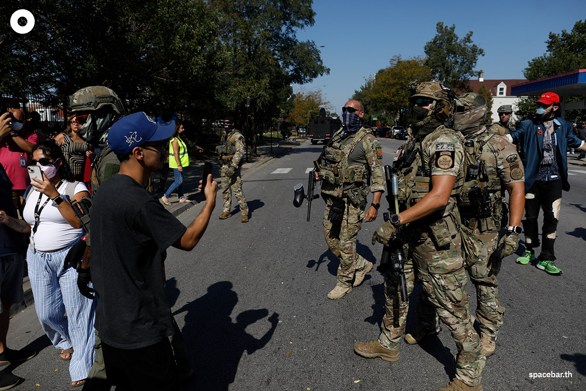PhotoStory-ชาวเมืองในย่านไบรตันพาร์คของชิคาโกเผชิญหน้ากับตำรวจตระเวนชายแดนสหรัฐฯ (Photo by OCTAVIO JONES / AFP)