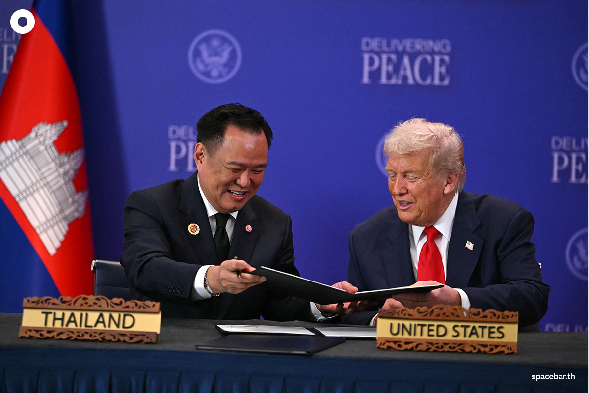 PhotoStory-ประธานาธิบดี โดนัลด์ ทรัมป์ ของสหรัฐฯ พูดคุยกับนายกฯ อนุทิน ชาญวีรกูล ของไทย ในพิธีลงนามข้อตกลงหยุดยิงระหว่างกัมพูชาและไทย (Photo by ANDREW CABALLERO-REYNOLDS / AFP)