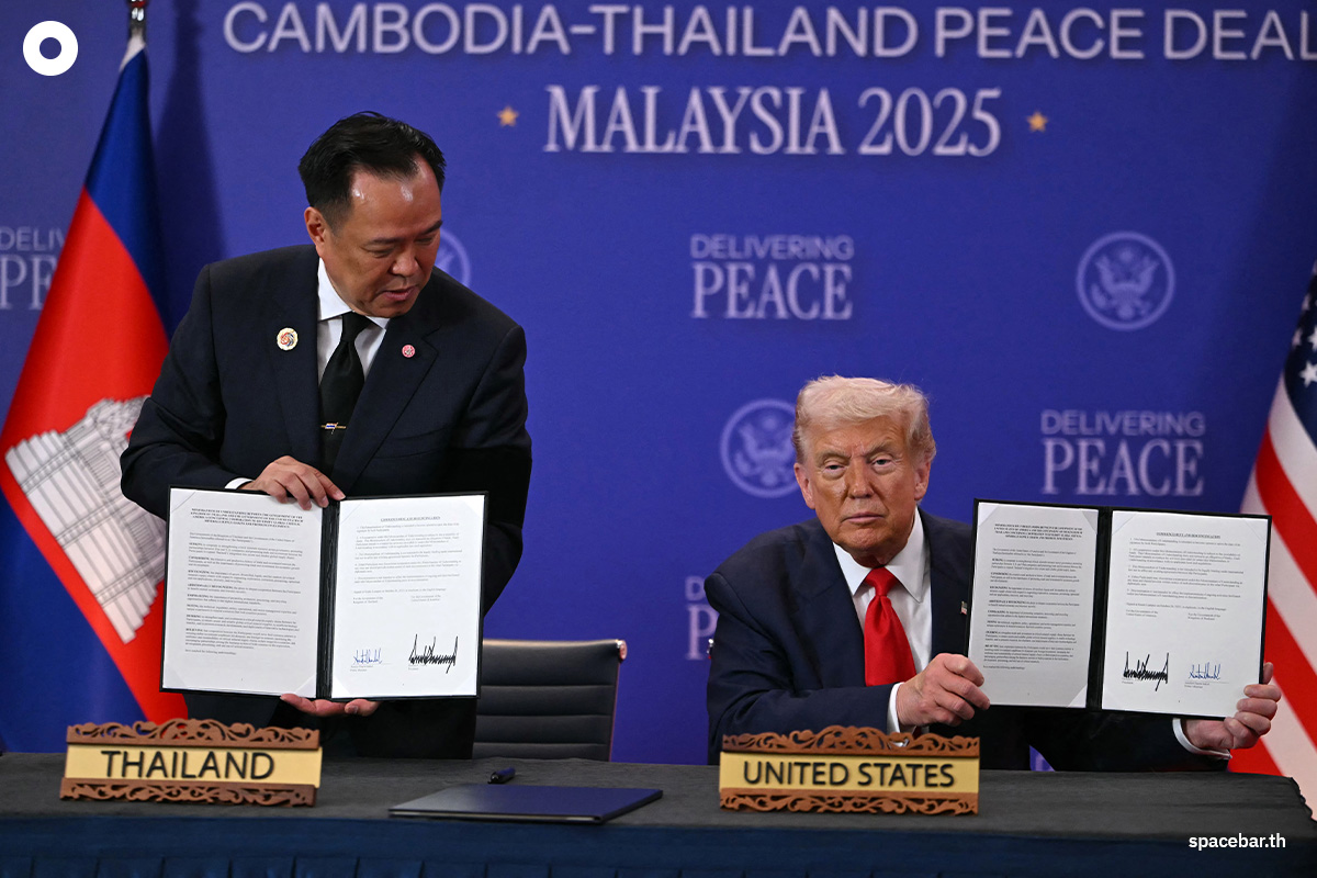 PhotoStory-ประธานาธิบดี โดนัลด์ ทรัมป์ ของสหรัฐฯ ถือเอกสารที่ลงนามร่วมกับ อนุทิน ชาญวีรกูล นายกรัฐมนตรีของไทย (Photo by ANDREW CABALLERO-REYNOLDS / AFP)