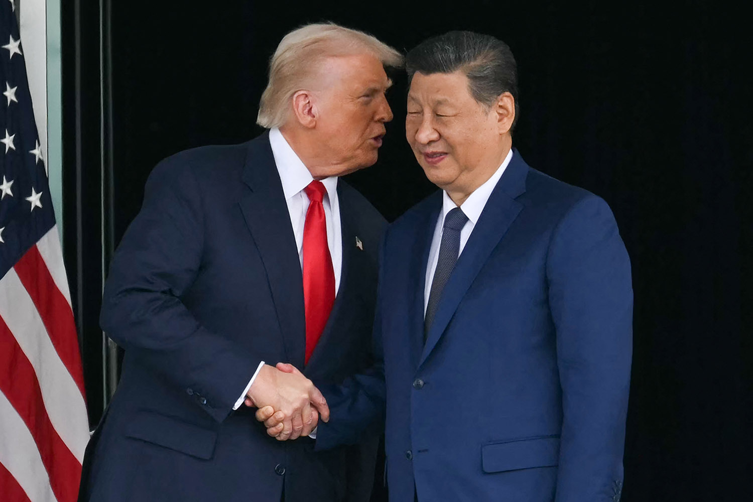 PhotoStory-   ประธานาธิบดีโดนัลด์ ทรัมป์ ของสหรัฐฯ (ซ้าย) และประธานาธิบดีสี จิ้นผิง ของจีน (ขวา) จับมือกันหลังเสร็จสิ้นการเจรจา ณ ฐานทัพอากาศกิมแฮ ในเมืองปูซาน ประเทศเกาหลีใต้ เมื่อวันที่ 30 ตุลาคม 2025 (Photo by ANDREW CABALLERO-REYNOLDS / AFP)   