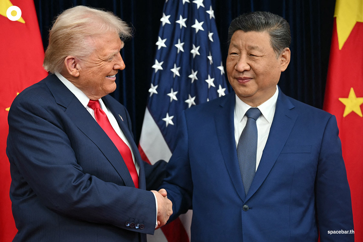 PhotoStory-ประธานาธิบดีโดนัลด์ ทรัมป์ ของสหรัฐฯ (ซ้าย) และประธานาธิบดีสี จิ้นผิง ของจีน (ขวา) จับมือกันขณะเดินทางมาถึงฐานทัพอากาศกิมแฮ ในเมืองปูซาน ประเทศเกาหลีใต้ เมื่อวันที่ 30 ตุลาคม 2025 (Photo by ANDREW CABALLERO-REYNOLDS / AFP)   