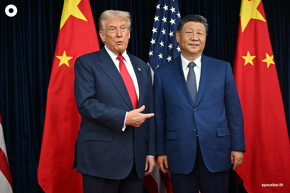 PhotoStory-   ประธานาธิบดีโดนัลด์ ทรัมป์ ของสหรัฐฯ (ซ้าย) และประธานาธิบดีสี จิ้นผิง ของจีน (ขวา) ทักทายกันหลังเดินทางมาถึงฐานทัพอากาศกิมแฮ ในเมืองปูซาน ประเทศเกาหลีใต้ เมื่อวันที่ 30 ตุลาคม 2025 (Photo by ANDREW CABALLERO-REYNOLDS / AFP)  