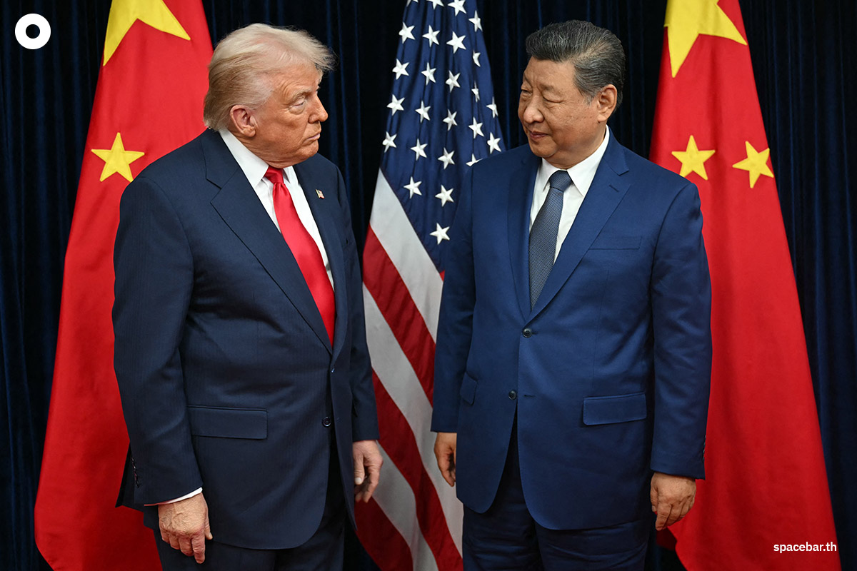 PhotoStory-      ประธานาธิบดีโดนัลด์ ทรัมป์ ของสหรัฐฯ (ซ้าย) และประธานาธิบดีสี จิ้นผิง ของจีน (ขวา) พูดคุยทักทายกันหลังเดินทางมาถึงฐานทัพอากาศกิมแฮ ในเมืองปูซาน ประเทศเกาหลีใต้ เมื่อวันที่ 30 ตุลาคม 2025 (Photo by ANDREW CABALLERO-REYNOLDS / AFP)      