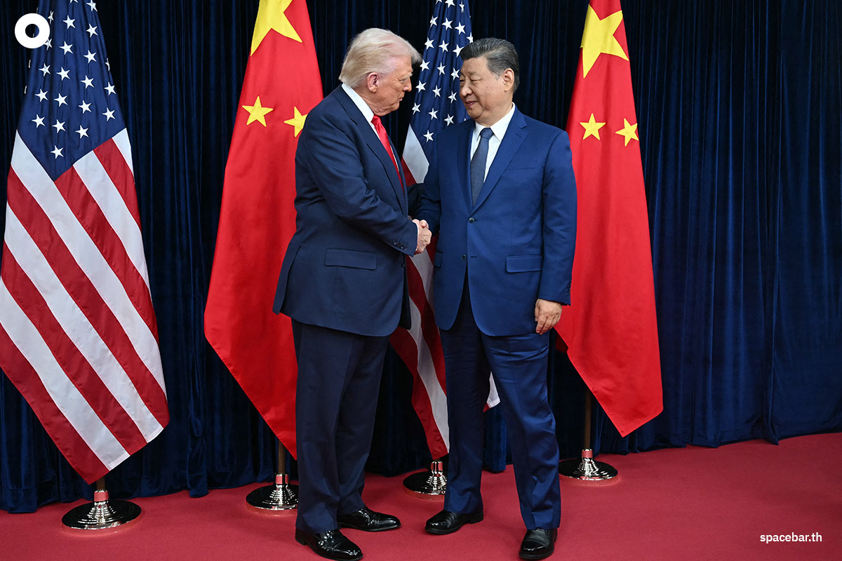PhotoStory-      ประธานาธิบดีโดนัลด์ ทรัมป์ ของสหรัฐฯ (ซ้าย) และประธานาธิบดีสี จิ้นผิง ของจีน (ขวา) จับมือทักทายกันหลังเดินทางมาถึงฐานทัพอากาศกิมแฮ ในเมืองปูซาน ประเทศเกาหลีใต้ เมื่อวันที่ 30 ตุลาคม 2025 (Photo by ANDREW CABALLERO-REYNOLDS / AFP)      