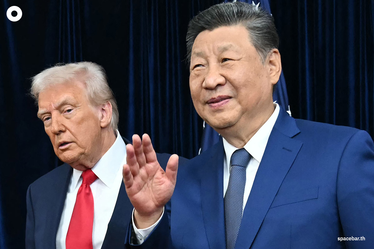 PhotoStory-   ประธานาธิบดีโดนัลด์ ทรัมป์ ของสหรัฐฯ (ซ้าย) และประธานาธิบดีสี จิ้นผิง ของจีน (ขวา) ณ ฐานทัพอากาศกิมแฮ ในเมืองปูซาน ประเทศเกาหลีใต้ เมื่อวันที่ 30 ตุลาคม 2025 (Photo by ANDREW CABALLERO-REYNOLDS / AFP)  