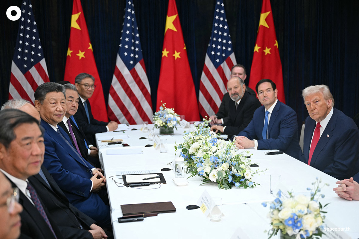 PhotoStory-ภาพการประชุมระหว่างทีมจากสหรัฐฯ (ฝั่งขวา) และทีมจากจีน (ฝั่งซ้าย) ณ ฐานทัพอากาศกิมแฮ ในเมืองปูซาน ประเทศเกาหลีใต้ เมื่อวันที่ 30 ตุลาคม 2025 (Photo by ANDREW CABALLERO-REYNOLDS / AFP)   