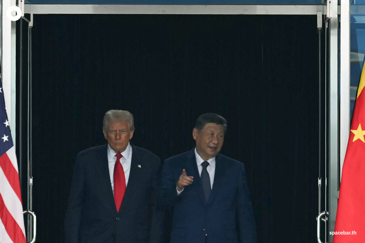 PhotoStory-       ประธานาธิบดีโดนัลด์ ทรัมป์ ของสหรัฐฯ (ซ้าย) และประธานาธิบดีสี จิ้นผิง ของจีน (ขวา) หลังการประชุมเสร็จสิ้น ณ ฐานทัพอากาศกิมแฮ ในเมืองปูซาน ประเทศเกาหลีใต้ เมื่อวันที่ 30 ตุลาคม 2025 (Photo by ANDREW CABALLERO-REYNOLDS / AFP)       