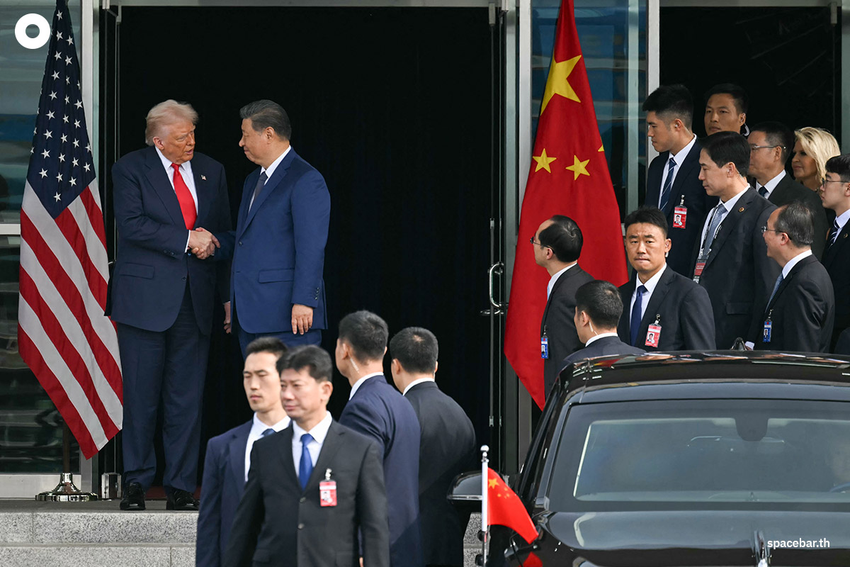 PhotoStory-        ประธานาธิบดีโดนัลด์ ทรัมป์ ของสหรัฐฯ (ซ้าย) และประธานาธิบดีสี จิ้นผิง ของจีน (ขวา) จับมือกันหลังการประชุมเสร็จสิ้น ณ ฐานทัพอากาศกิมแฮ ในเมืองปูซาน ประเทศเกาหลีใต้ ก่อนที่ทรัมป์จะนั่งเครื่องบินกลับกรุงวอชิงตันเมื่อวันที่ 30 ตุลาคม 2025 (Photo by ANDREW CABALLERO-REYNOLDS / AFP)   