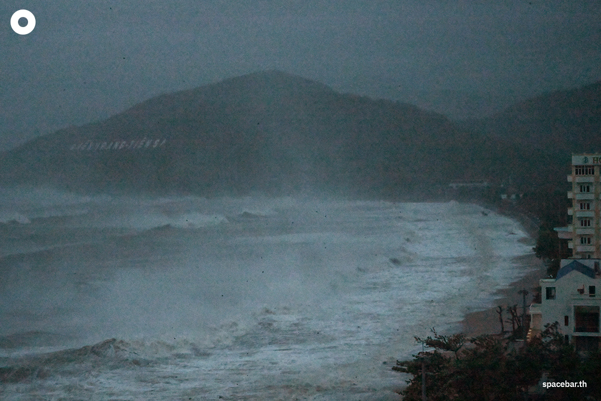 PhotoStory-      คลื่นซัดเข้าชายหาดกวีเญินก่อนที่พายุไต้ฝุ่นคัลแมกีจะพัดเข้าจังหวัดซาลาย ทางตอนกลางของเวียดนามในวันที่ 6 พฤศจิกายน 2025 (Photo by NHAC NGUYEN / AFP)   