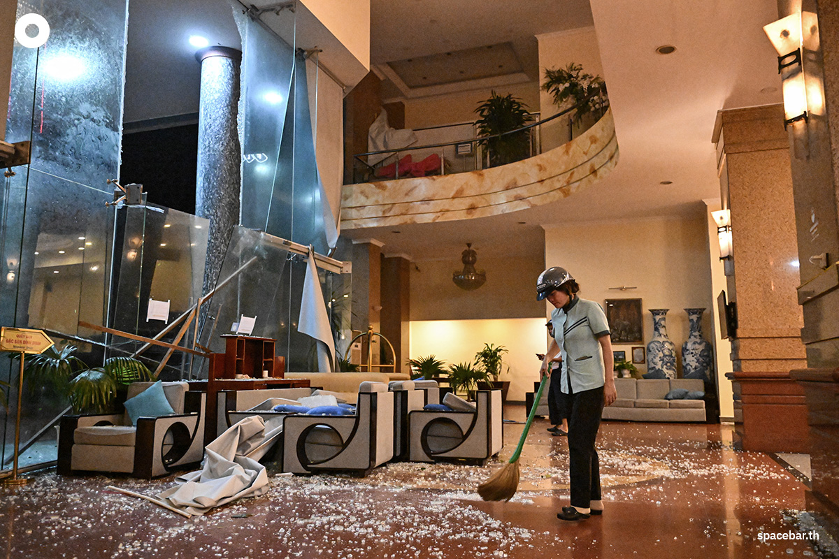 PhotoStory-   คนงานกำลังกวาดเศษกระจกที่แตกในโรงแรมที่ใกล้กับชายหาดกวีเญิน หลังจากพายุไต้ฝุ่นคัลแมกีพัดขึ้นฝั่งที่จังหวัดซาลาย ทางตอนกลางของเวียดนาม เมื่อวันที่ 6 พฤศจิกายน 2025 (Photo by NHAC NGUYEN / AFP)   