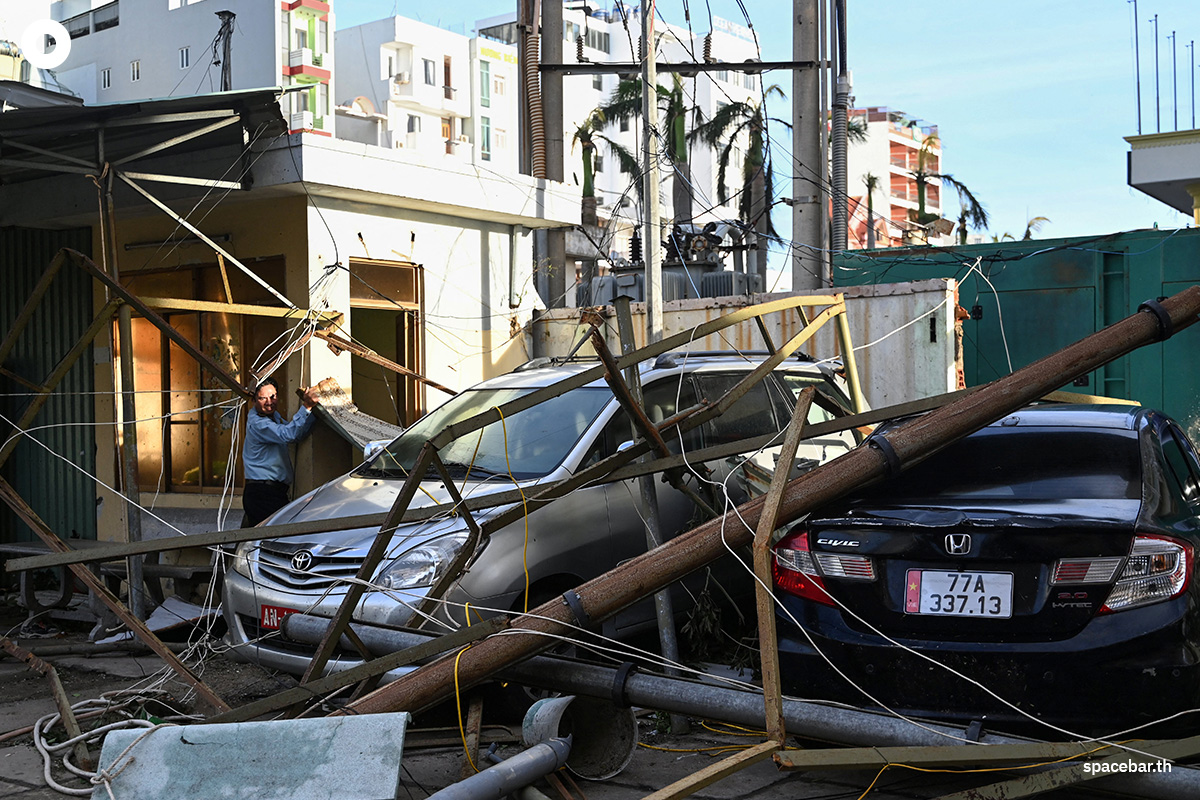PhotoStory-   ชายคนหนึ่งยืนดูความเสียหายที่เกิดจากพายุไต้ฝุ่นคัลแมกีในพื้นที่ชายฝั่งกวีเญิน จังหวัดซาลาย ทางตอนกลางของเวียดนาม เมื่อวันที่ 7 พฤศจิกายน 2025 (Photo by NHAC NGUYEN / AFP)   