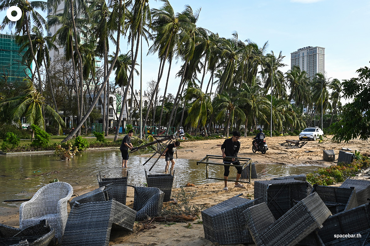 PhotoStory-   ผู้คนช่วยกันเก็บกวาดเศษซากในพื้นที่ชายฝั่งกวีเญิน จังหวัดซาลาย ทางตอนกลางของเวียดนาม เมื่อวันที่ 7 พฤศจิกายน 2025 (Photo by NHAC NGUYEN / AFP)   