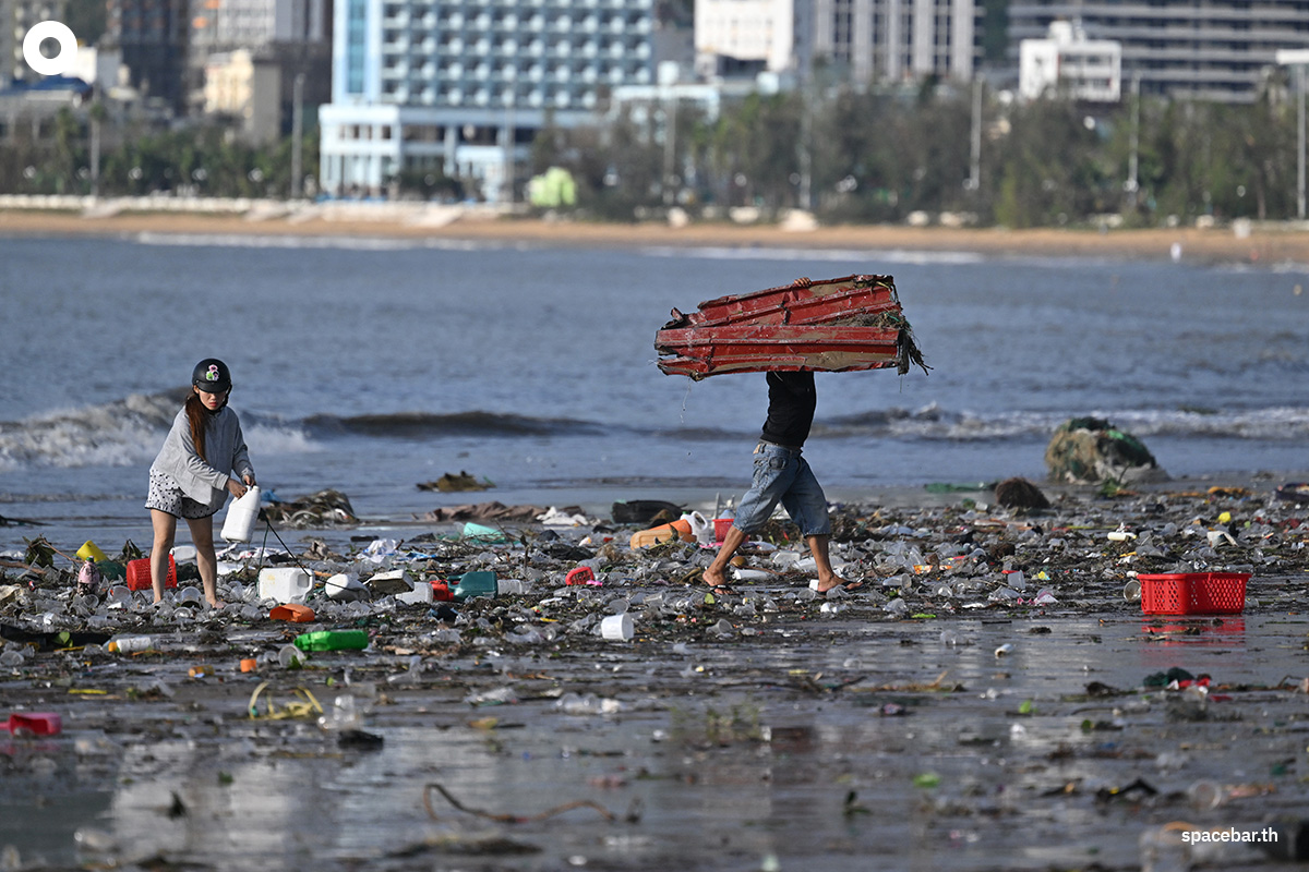 PhotoStory-   ผู้คนพากันเก็บกวาดเศษซากจากพายุไต้ฝุ่นคัลแมกี บนชายหาดกวีเญิน จังหวัดซาลาย ทางตอนกลางของเวียดนาม เมื่อวันที่ 7 พฤศจิกายน 2025 (Photo by NHAC NGUYEN / AFP)   