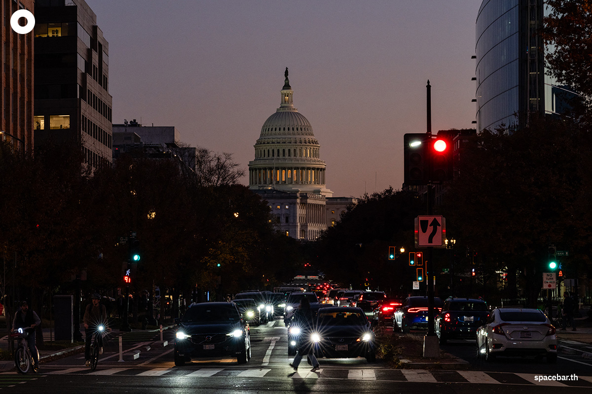 PhotoStory-   ภาพตึกอาคารรัฐสภาสหรัฐฯ ปรากฏให้เห็นบนถนนนิวเจอร์ซีย์อเวนิว เมื่อวันที่ 6 พฤศจิกายน 2025 ในกรุงวอชิงตัน ดี.ซี. (Photo by Eric Lee / GETTY IMAGES NORTH AMERICA / Getty Images via AFP) 