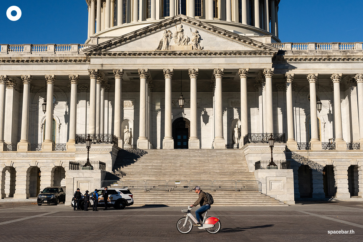 PhotoStory-   ชายคนหนึ่งปั่นจักรยานบริเวณใกล้ๆ อาคารรัฐสภาสหรัฐฯ เมื่อวันที่ 6 พฤศจิกายน 2025 ในกรุงวอชิงตัน ดี.ซี. เข้าสู่วันที่ 37 ของการชัตดาวน์ ซึ่งยาวนานที่สุดในประวัติศาสตร์สหรัฐฯ (Photo by Eric Lee / GETTY IMAGES NORTH AMERICA / Getty Images via AFP) 