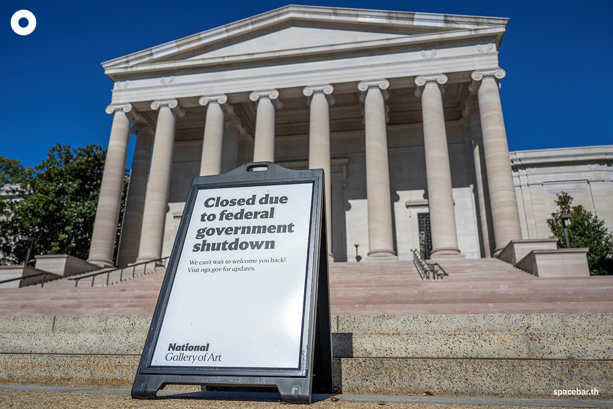 PhotoStory-   ป้าย ‘ปิดทำการ’ ตั้งอยู่หน้าหอศิลป์แห่งชาติในกรุงวอชิงตัน ดี.ซี.ในวันที่ 21 ตุลาคม 2025 เนื่องจากรัฐบาลสหรัฐฯ หยุดทำงานยืดเยื้อเข้าสู่สัปดาห์ที่ 3 (Photo by DANIEL HEUER / AFP) 
