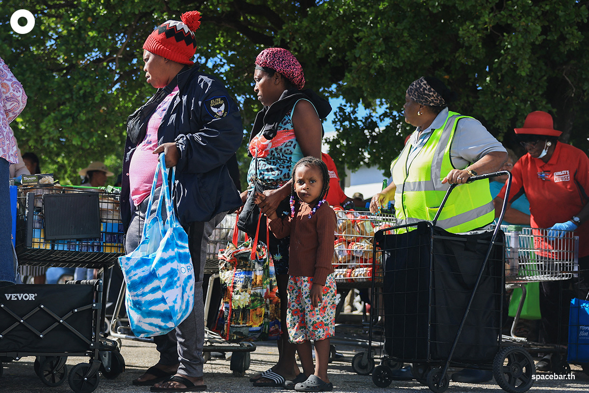 PhotoStory-ประชาชนยืนต่อแถวรับอาหารข้าวของเครื่องใช้จากธนาคารอาหาร (food bank) ที่เมืองไมอามี ในรัฐฟลอริดา เมื่อวันที่ 30 ตุลาคม 2025 (Photo by JOE RAEDLE / GETTY IMAGES NORTH AMERICA / Getty Images via AFP) 
