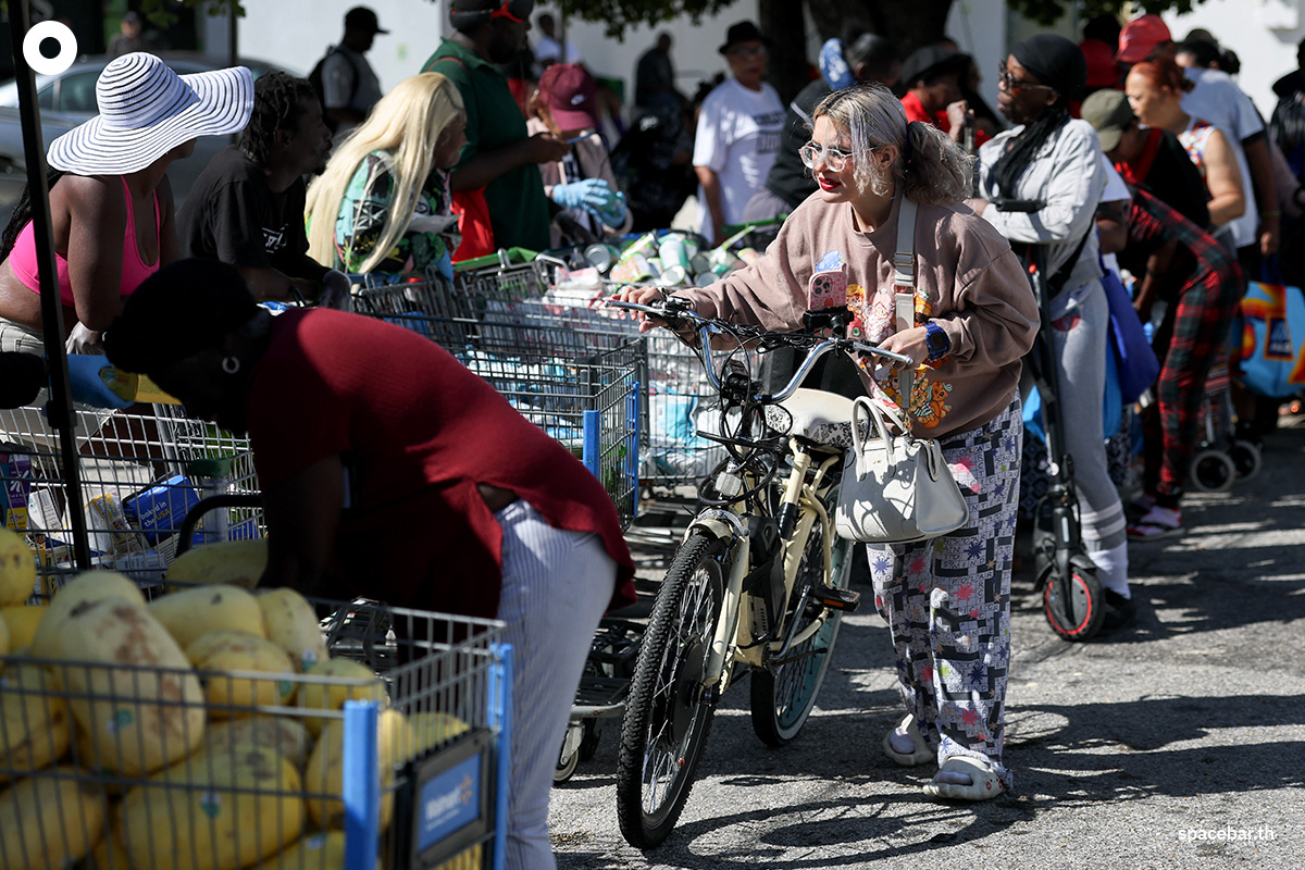 PhotoStory-ประชาชนต่างมารับอาหารจากธนาคารอาหาร (food bank) ที่เมืองไมอามี ในรัฐฟลอริดา เมื่อวันที่ 30 ตุลาคม 2025 (Photo by JOE RAEDLE / GETTY IMAGES NORTH AMERICA / Getty Images via AFP)   