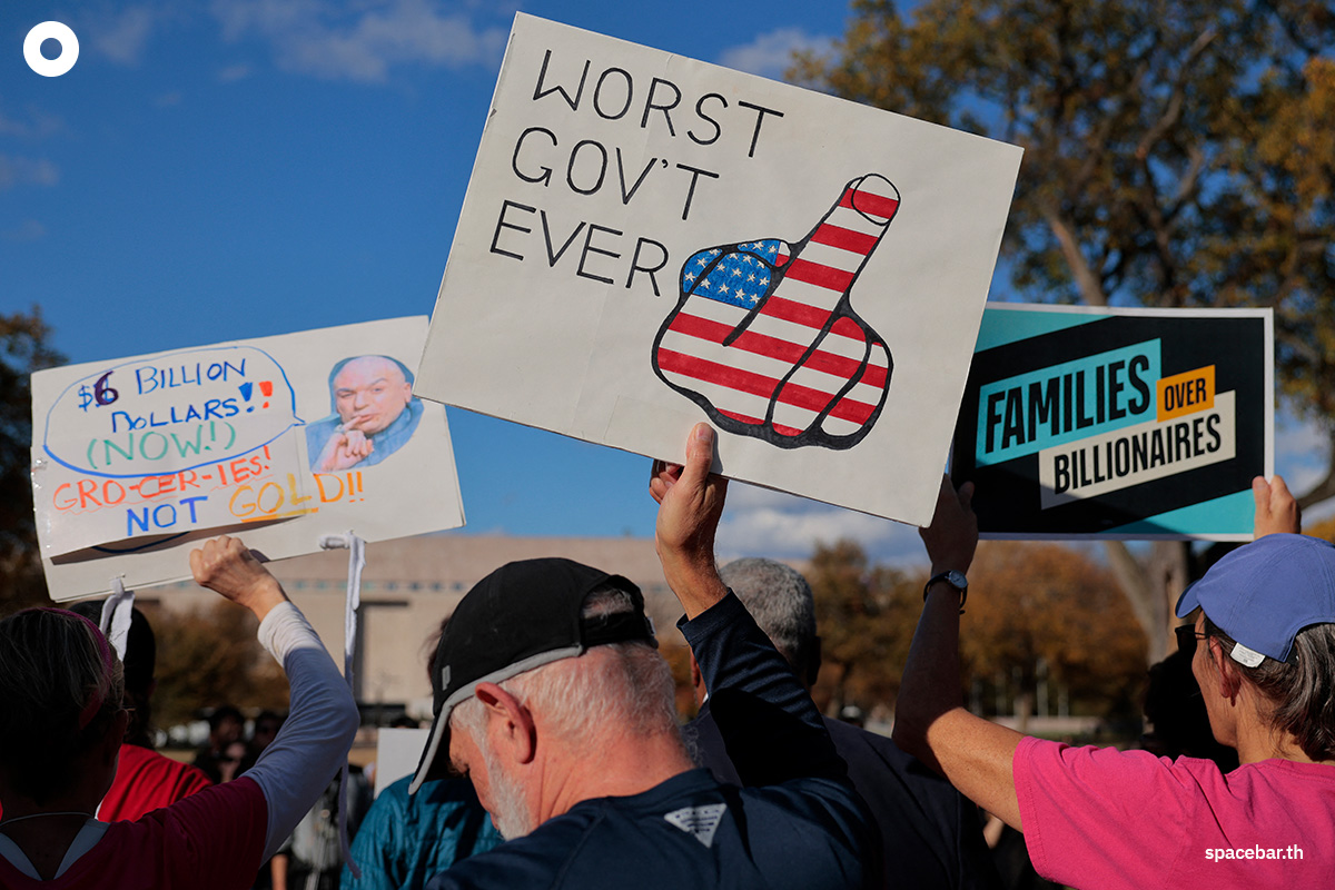 PhotoStory-   สมาชิกเครือข่ายสหภาพแรงงานแห่งสหพันธรัฐ (Federal Unionists Network) และกลุ่มนักเคลื่อนไหวอื่นๆ ร่วมชุมนุมหน้ากระทรวงเกษตรสหรัฐฯ ในวันที่ 30 ของการหยุดทำงานของรัฐบาลกลาง เมื่อวันที่ 30 ตุลาคม 2025 ในกรุงวอชิงตัน ดี.ซี. (Photo by CHIP SOMODEVILLA / GETTY IMAGES NORTH AMERICA / Getty Images via AFP) 