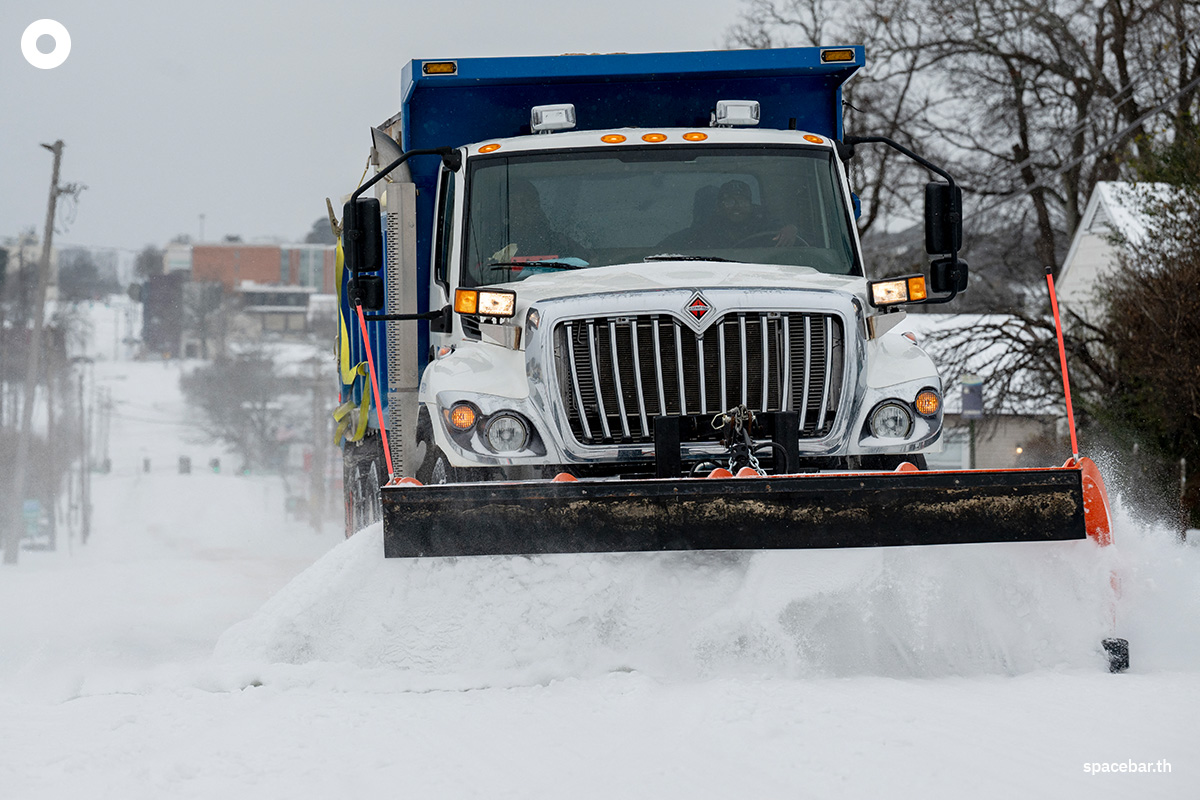 PhotoStory-รถไถหิมะกำลังทำงานเพื่อเคลียร์ถนนมาร์คแฮม เมื่อวันที่ 24 มกราคม 2026 ในเมืองลิตเติลร็อก รัฐอาร์คันซอ (Photo by Will Newton / GETTY IMAGES NORTH AMERICA / Getty Images via AFP)
