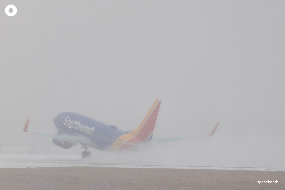 PhotoStory-เครื่องบินของสายการบินเซาท์เวสต์กำลังทะยานขึ้นจากสนามบินนานาชาติแนชวิลล์ ท่ามกลางหิมะที่โปรยปรายในวันที่ 24 มกราคม 2026 ที่เมืองแนชวิลล์ รัฐเทนเนสซี (Photo by Brett Carlsen / GETTY IMAGES NORTH AMERICA / Getty Images via AFP)