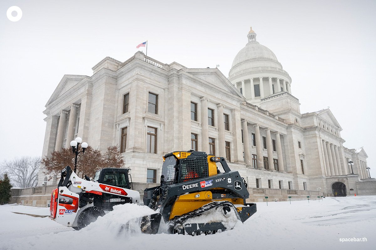 PhotoStory-คนงานกำลังกวาดหิมะที่อาคารรัฐสภาแห่งรัฐอาร์คันซอ เมื่อวันที่ 24 มกราคม 2026 ในเมืองลิตเติลร็อก รัฐอาร์คันซอ (Photo by Will Newton / GETTY IMAGES NORTH AMERICA / Getty Images via AFP)