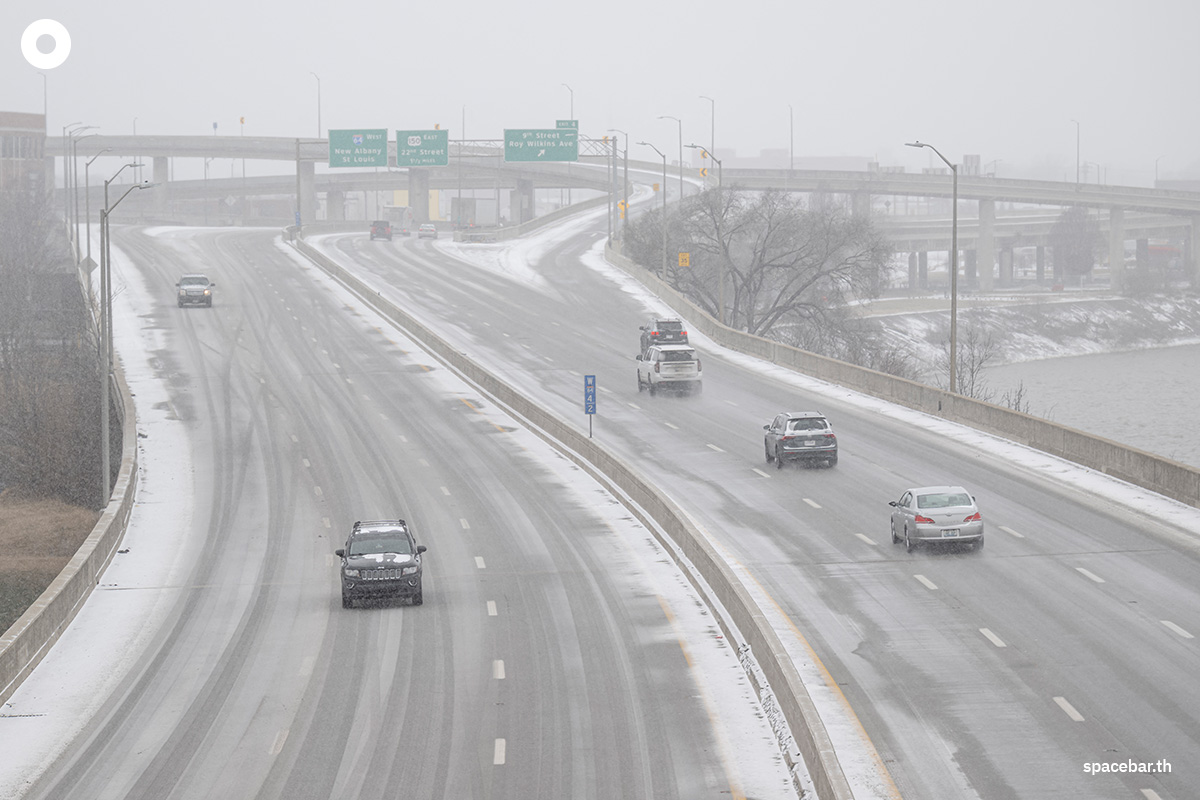 PhotoStory-ยานพาหนะบนทางหลวงระหว่างรัฐขณะที่สภาพอากาศมีหิมะตกในวันที่ 24 มกราคม 2026 ในเมืองลุยส์วิลล์ รัฐเคนทักกี (Photo by Jon Cherry / GETTY IMAGES NORTH AMERICA / Getty Images via AFP)