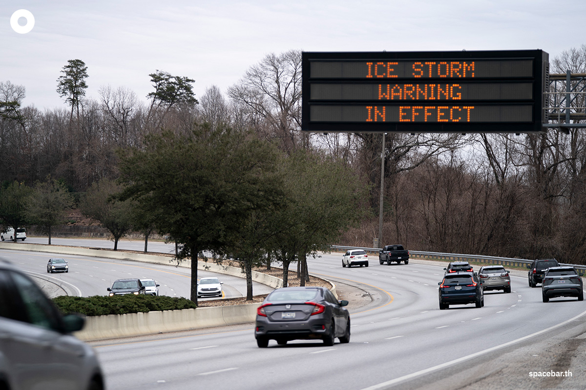 PhotoStory-ป้ายจราจรที่มีข้อความว่า "ประกาศเตือนภัยพายุหิมะ" ถูกพบเห็นบนทางหลวงหมายเลข I-385 เมื่อวันที่ 24 มกราคม 2026 ในเมืองกรีนวิลล์ รัฐเซาท์แคโรไลนา (Photo by Sean Rayford / GETTY IMAGES NORTH AMERICA / Getty Images via AFP)