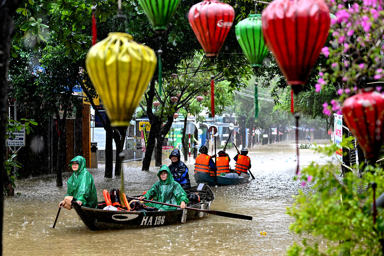 PhotoStory-   ชาวบ้านล่องเรือไปตามถนนที่ถูกน้ำท่วมท่ามกลางฝนตกหนักในเมืองฮอยอัน เมื่อวันที่ 30 ตุลาคม 2025 (Photo by NHAC NGUYEN / AFP) 