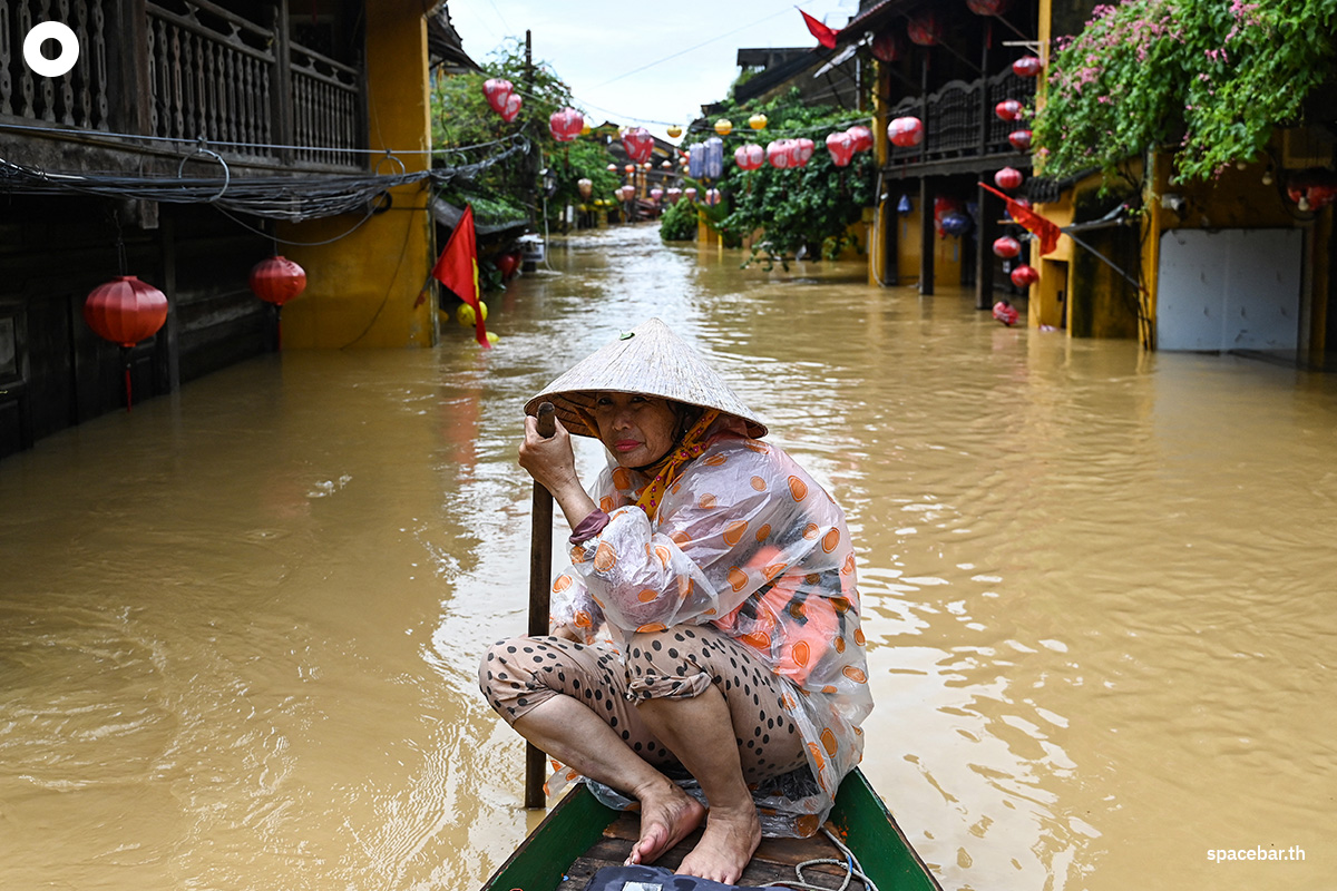 PhotoStory-   ผู้หญิงคนหนึ่งพายเรือฝ่าน้ำท่วม หลังจากฝนตกหนักในเมืองฮอยอัน เมื่อวันที่ 30 ตุลาคม 2025 (Photo by NHAC NGUYEN / AFP) 