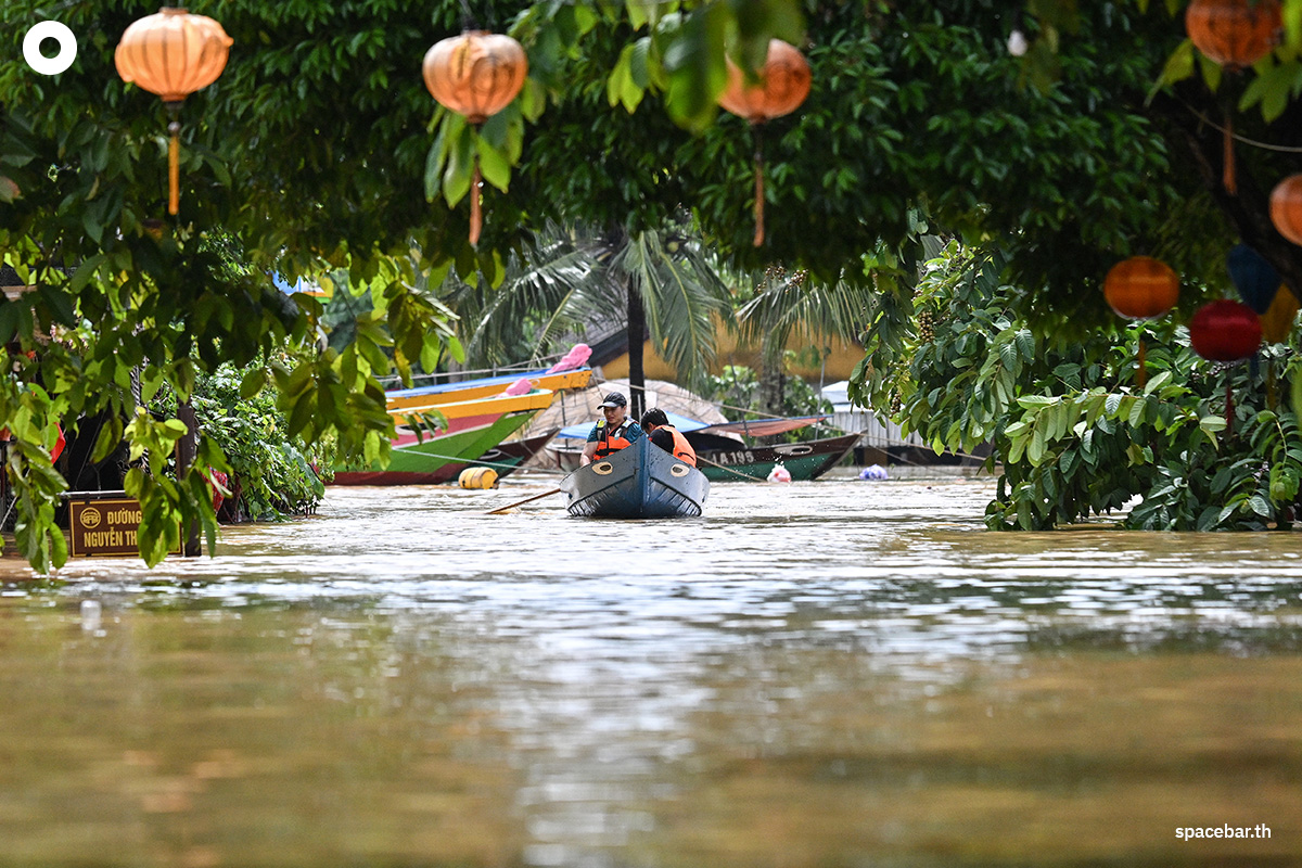 PhotoStory-   ผู้คนล่องเรือไปตามถนนที่ถูกน้ำท่วมในเมืองฮอยอัน เมื่อวันที่ 30 ตุลาคม 2025 (Photo by NHAC NGUYEN / AFP) 