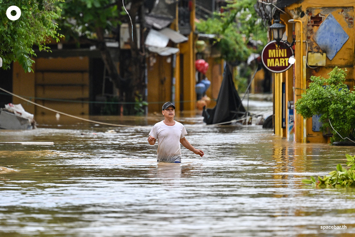 PhotoStory-   ชายคนหนึ่งเดินลุยน้ำท่วม หลังฝนตกหนักในเมืองฮอยอัน เมื่อวันที่ 30 ตุลาคม 2025 (Photo by NHAC NGUYEN / AFP) 
