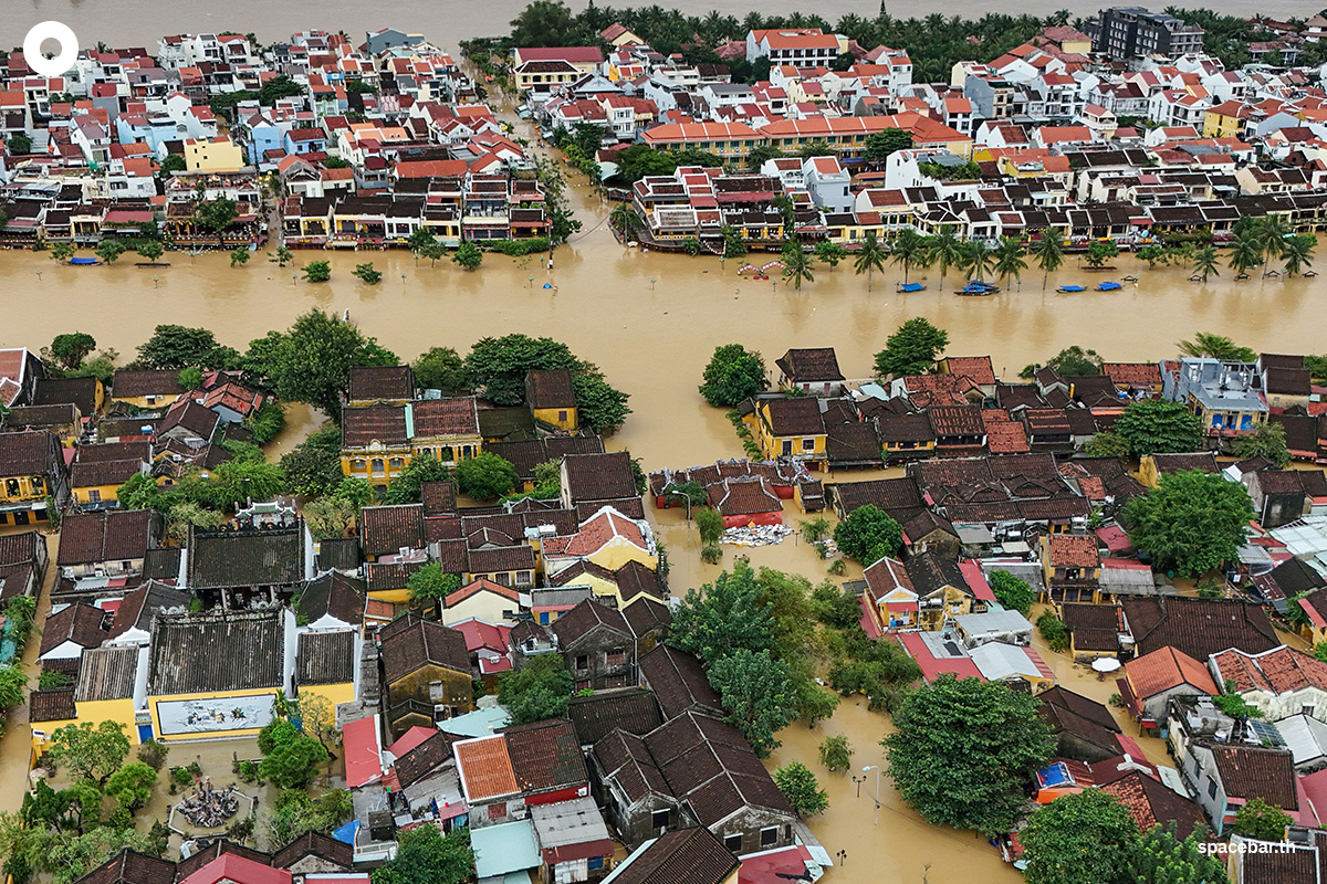 PhotoStory-   ภาพถ่ายมุมสูงนี้เผยให้เห็นน้ำท่วมถนนและอาคารต่างๆ หลังฝนตกหนักในเมืองฮอยอัน เมื่อวันที่ 30 ตุลาคม 2025 (Photo by NHAC NGUYEN / AFP) 