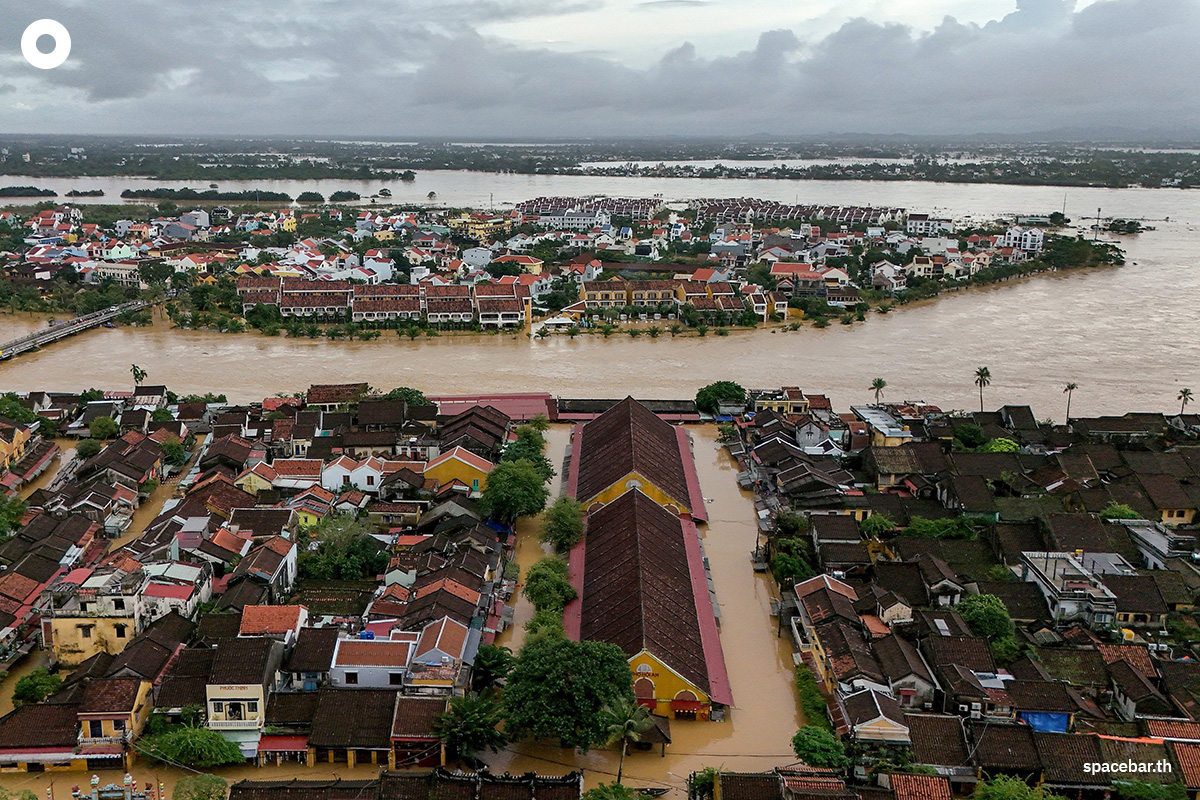PhotoStory-   ภาพถ่ายมุมสูงนี้เผยให้เห็นน้ำท่วมถนนและอาคารต่างๆ หลังฝนตกหนักในเมืองฮอยอัน เมื่อวันที่ 30 ตุลาคม 2025 (Photo by NHAC NGUYEN / AFP) 