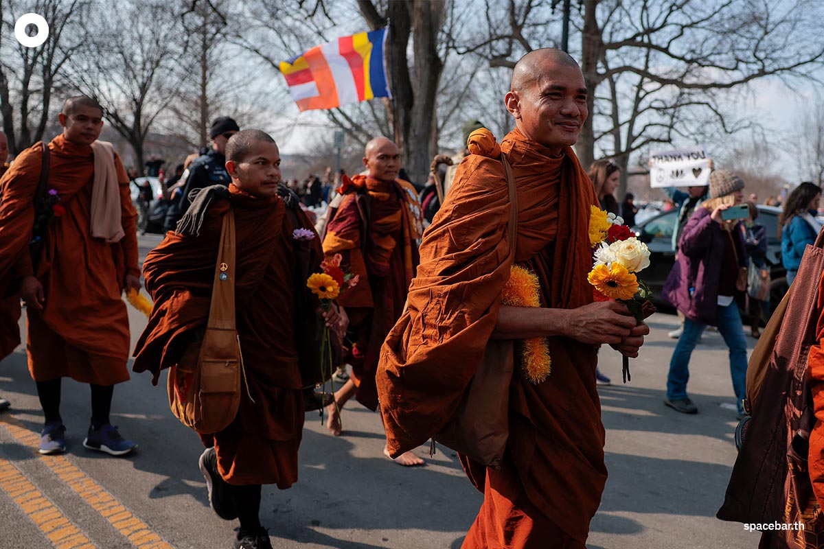 PhotoStory-พระภิกษุสงฆ์ยืนเรียงแถวระหว่างการเดินขบวนเพื่อสันติภาพ ณ อนุสาวรีย์สันติภาพ เพื่อต้อนรับสมาชิกสภาคองเกรสสหรัฐฯ ในวันที่ 109 ของการเดินทาง เมื่อวันที่ 11 กุมภาพันธ์ 2026 ในกรุงวอชิงตัน ดี.ซี. (Photo by Heather Diehl / GETTY IMAGES NORTH AMERICA / Getty Images via AFP)
