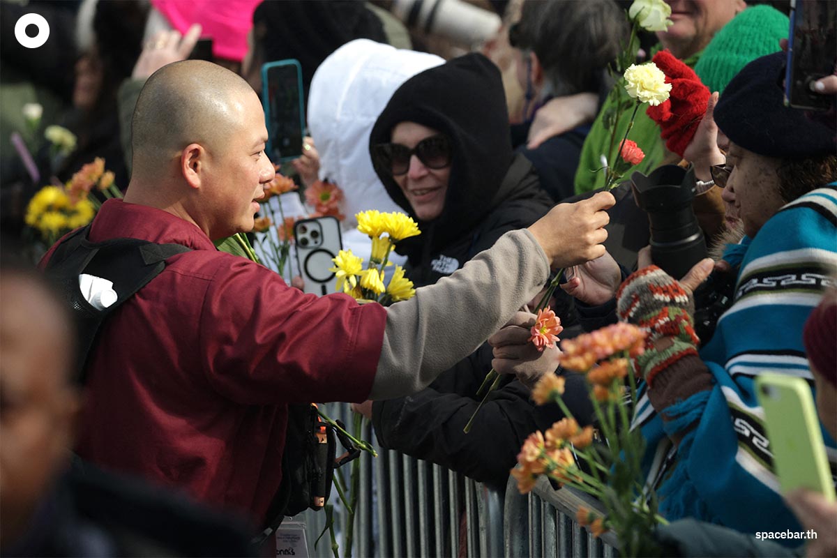 PhotoStory-พระภิกษุสงฆ์รูปหนึ่งแจกดอกไม้ให้แก่ผู้คนในระหว่างพิธีทางศาสนาที่มหาวิหารแห่งชาติวอชิงตัน เมื่อวันที่ 10 กุมภาพันธ์ 2026 ในกรุงวอชิงตัน ดี.ซี. (Photo by ALEX WONG / GETTY IMAGES NORTH AMERICA / Getty Images via AFP)