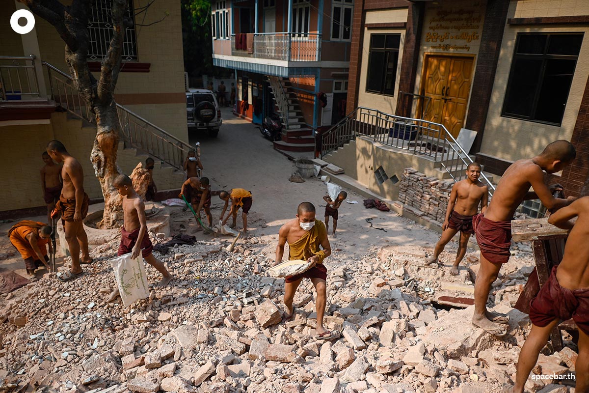 photo_story_monks_clear_rubble_from_quake_hit_myanmar_monastery_SPACEBAR_Photo01_c47687c0ba.jpg