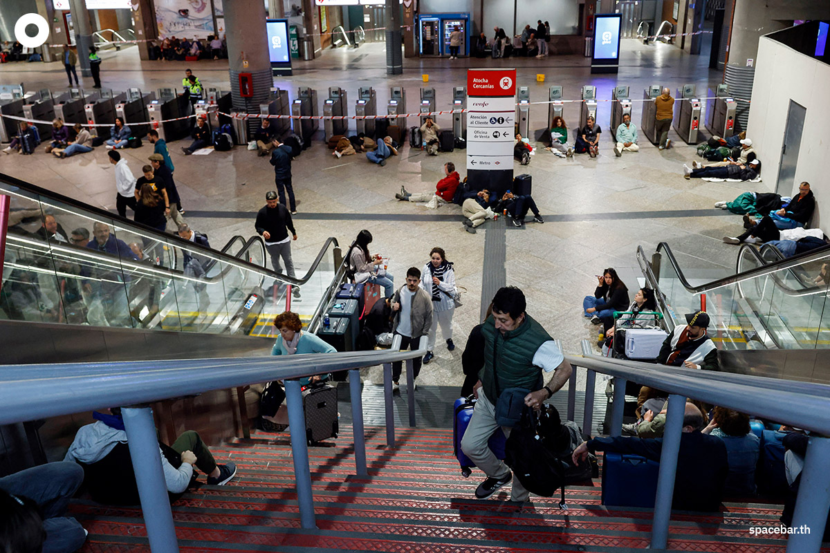 photo_story_travelers_spend_night_at_train_station_spain_portugal_blackout_SPACEBAR_Photo01_84f2dc21cd.jpg