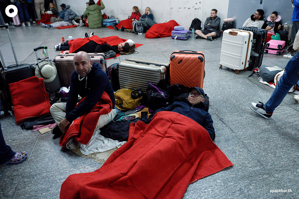 photo_story_travelers_spend_night_at_train_station_spain_portugal_blackout_SPACEBAR_Photo02_3dcd2b4550.jpg