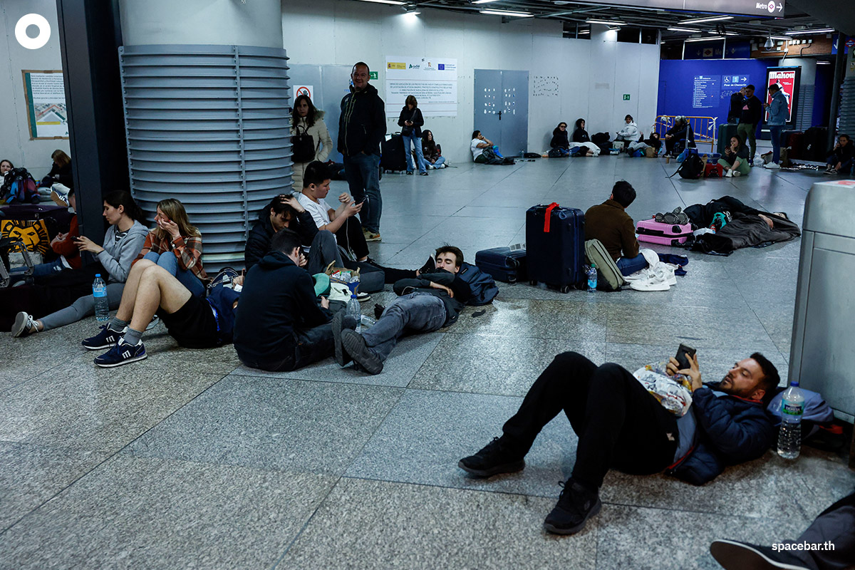 photo_story_travelers_spend_night_at_train_station_spain_portugal_blackout_SPACEBAR_Photo03_2db422c695.jpg