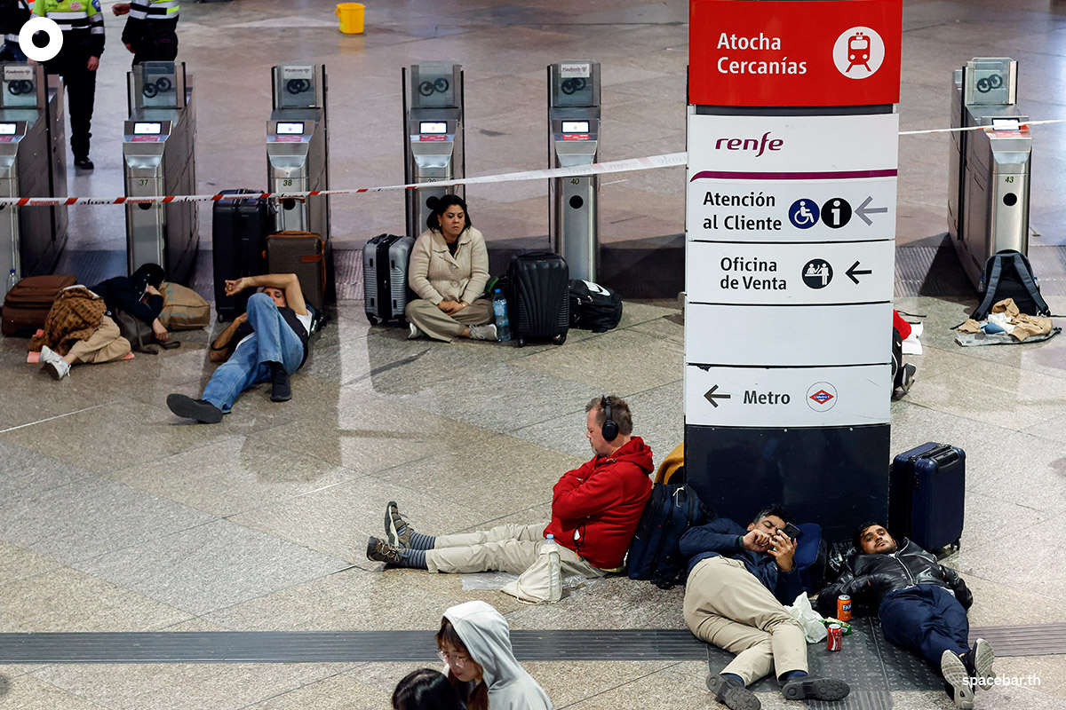 photo_story_travelers_spend_night_at_train_station_spain_portugal_blackout_SPACEBAR_Photo04_d4365b5530.jpg