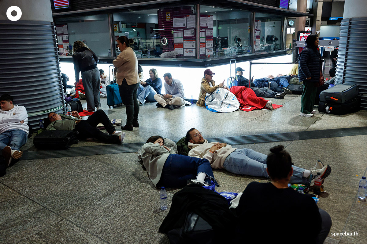photo_story_travelers_spend_night_at_train_station_spain_portugal_blackout_SPACEBAR_Photo05_265672c8a0.jpg