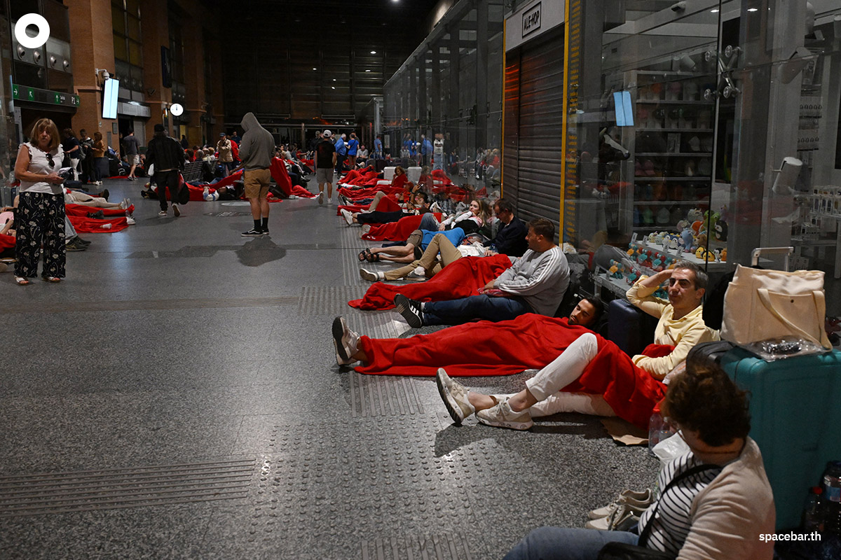 photo_story_travelers_spend_night_at_train_station_spain_portugal_blackout_SPACEBAR_Photo06_4e98c198fa.jpg