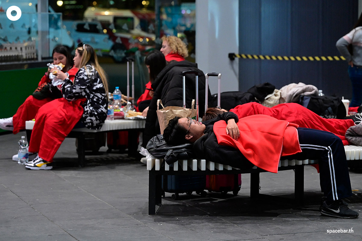 photo_story_travelers_spend_night_at_train_station_spain_portugal_blackout_SPACEBAR_Photo07_20b8ff730f.jpg
