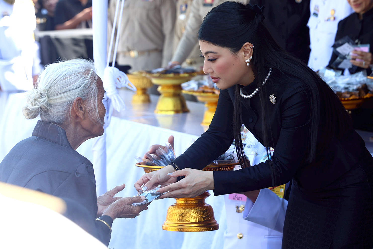 PhotoStory-สมเด็จพระเจ้าลูกเธอ เจ้าฟ้าสิริวัณณวรี นารีรัตนราชกัญญา พระราชทานเข็มกลัดโบว์ดำแก่พสกนิกรที่เดินทางมาถวายความอาลัยสมเด็จพระนางเจ้าสิริกิติ์ พระบรมราชินีนาถ พระบรมราชชนนีพันปีหลวง